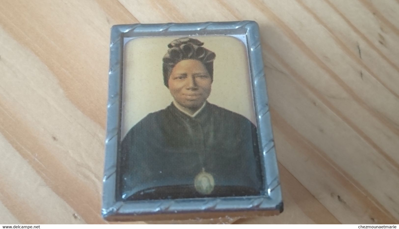 PORTRAIT PHOTO FEMME NOIRE AVEC MEDAILLON DANS UN CADRE PROTEGE PAR DE LA RESINE - TAILLE 3X2.5 CM - Afrikaanse Kunst