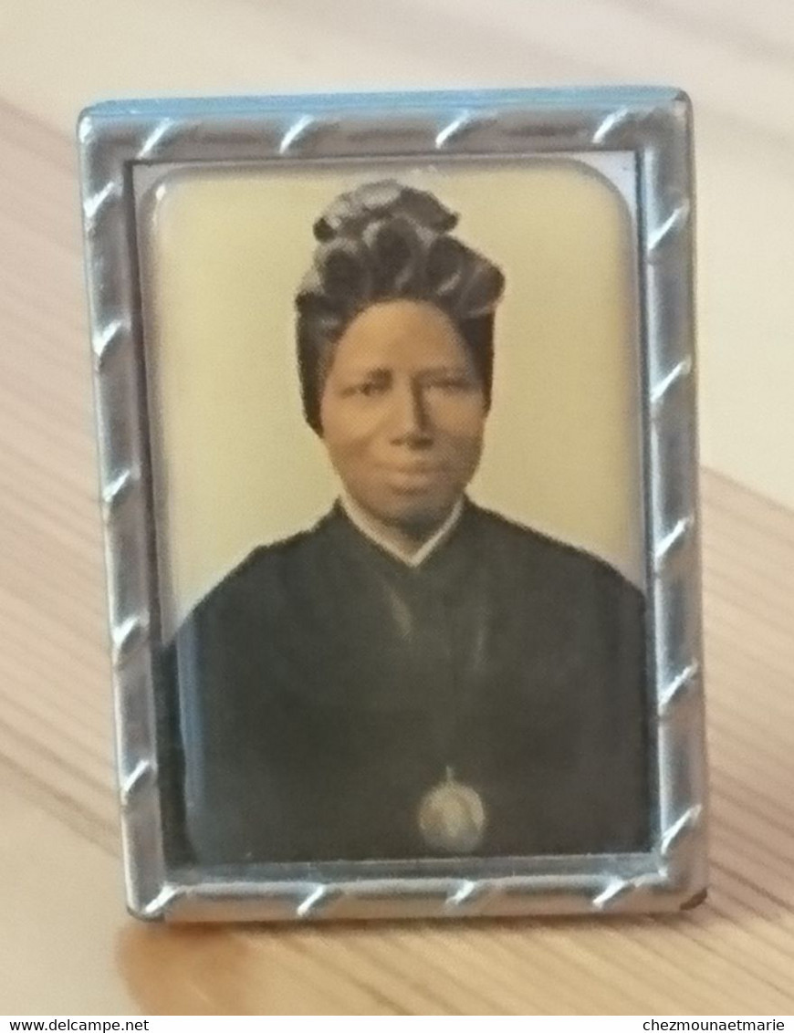 PORTRAIT PHOTO FEMME NOIRE AVEC MEDAILLON DANS UN CADRE PROTEGE PAR DE LA RESINE - TAILLE 3X2.5 CM - Arte Africano