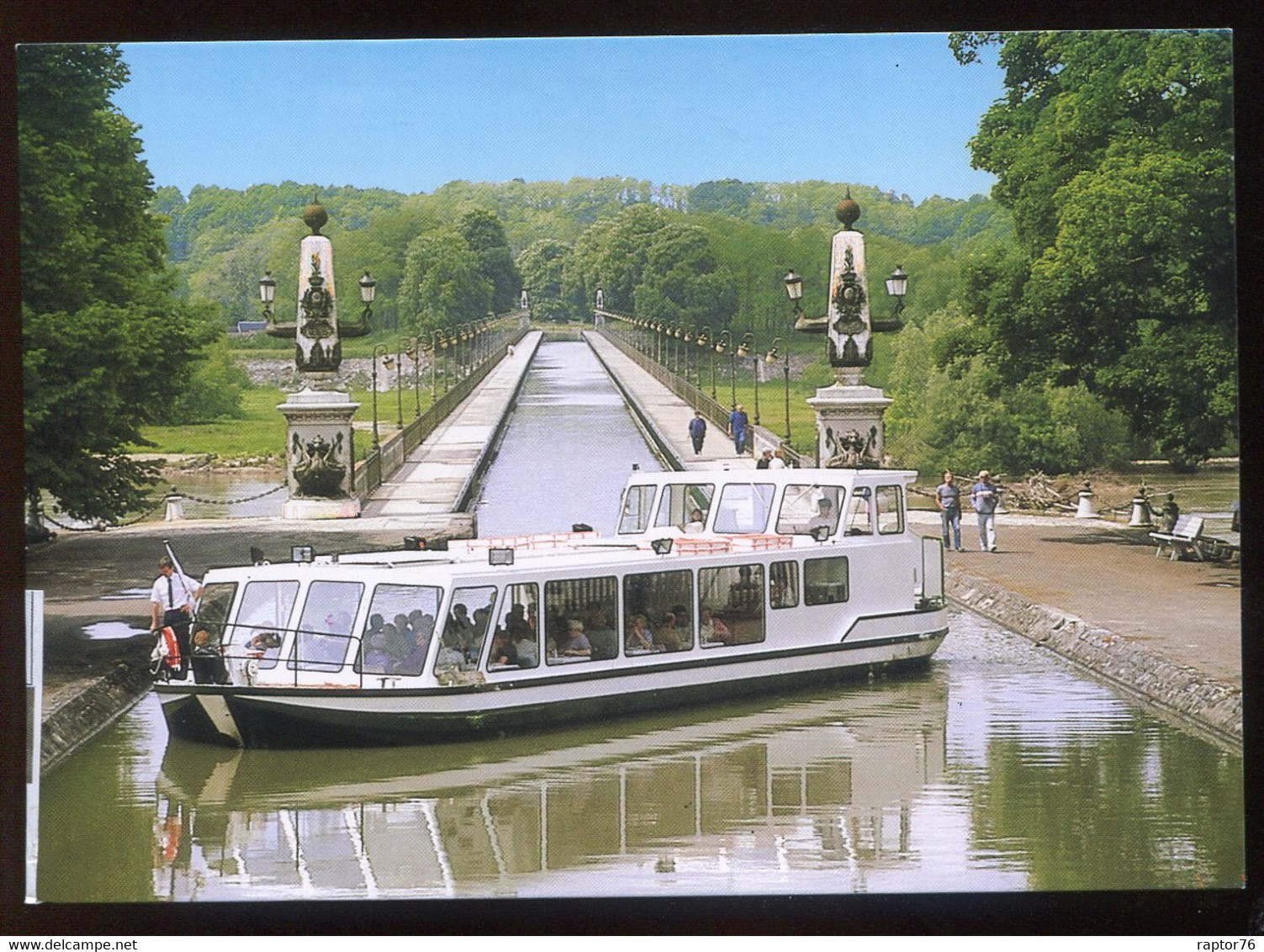 CPM 45 BRIARE LE CANAL Le Bâteau-Mouche " Le Loiret " à L'entrée Du Pont-Canal - Briare