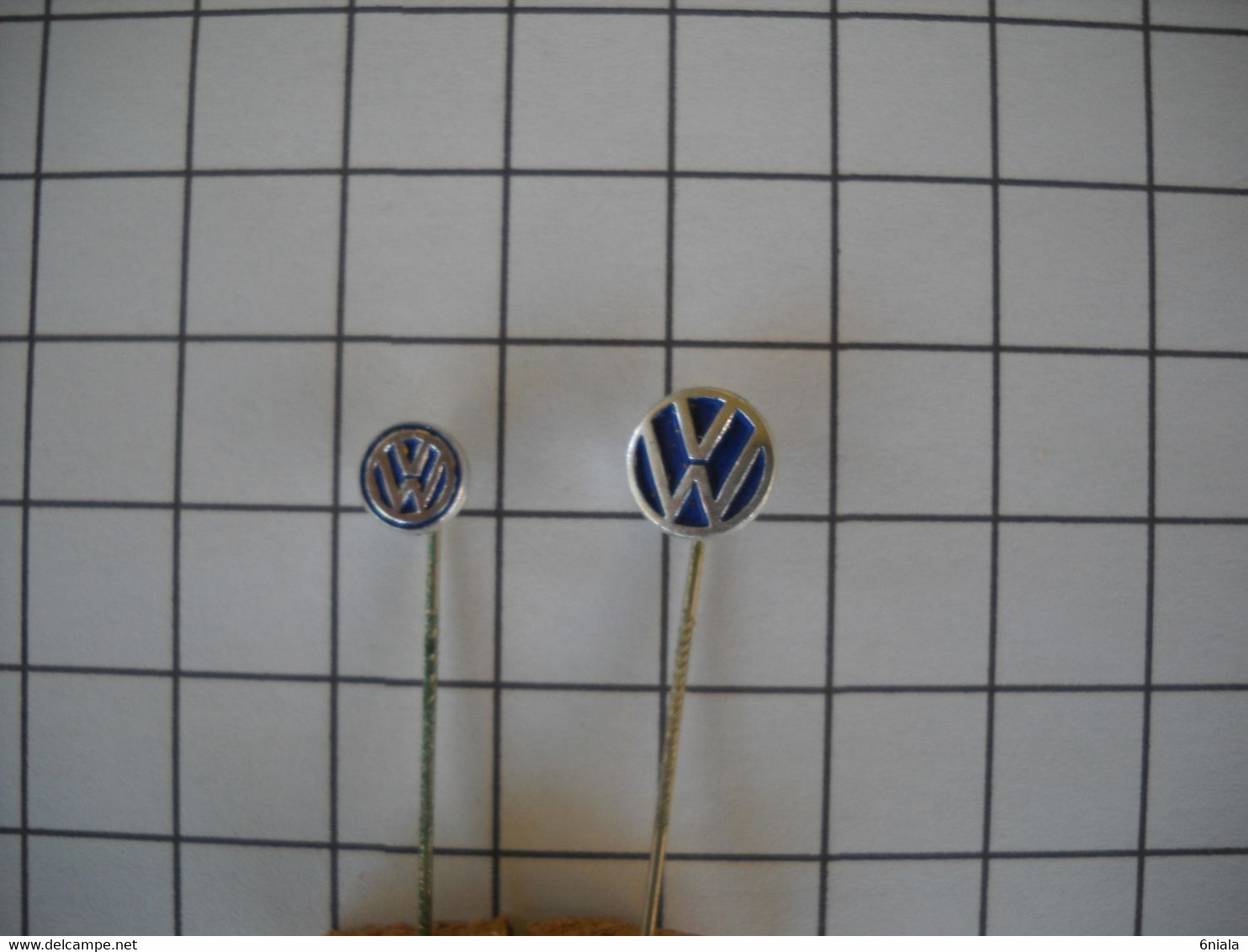 PINS PIN'S BROCHE BADGE Insigne, Logo Epingle V W (Volkswagen )    (recto-verso)   0583 - Volkswagen