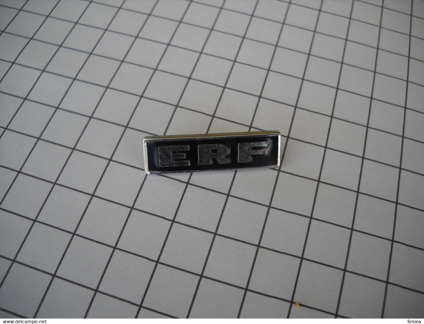 PINS PIN'S BROCHE BADGE Insigne, Logo Camion Trucks ERF     (recto-verso)   0589 - Transports