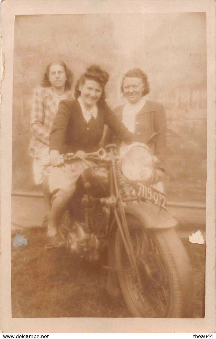 ¤¤  -   Carte-Photo Non Située  -  Groupe De 3 Femmes Avec Une MOTO       -   ¤¤ - Motorfietsen