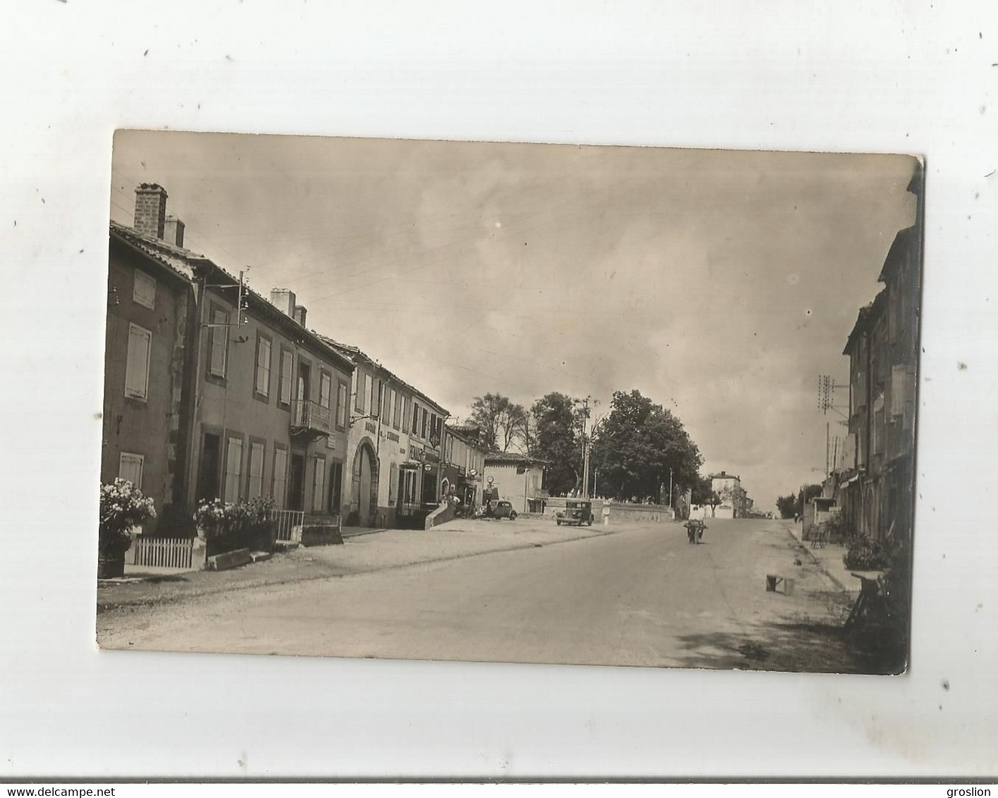 PUYLAURENS (TARN) CARTE PHOTO AVENUE DE CASTRES (GARAGE RENAULT POMPE A ESSENCE ESSO) - Puylaurens