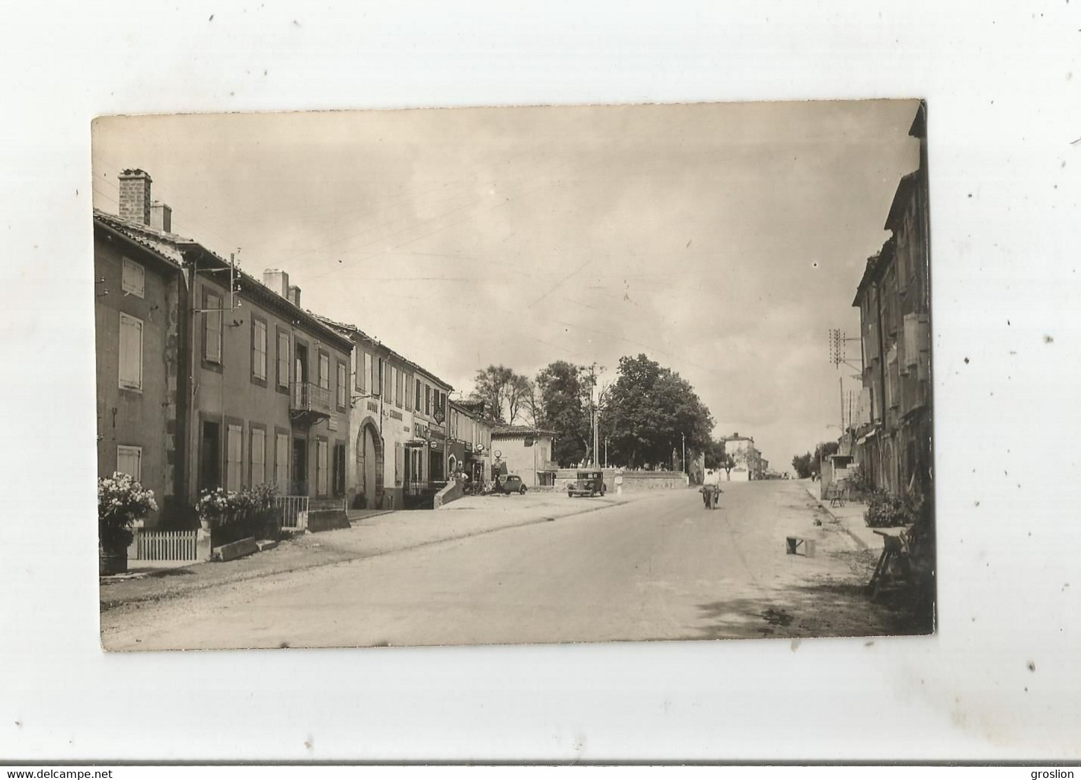 PUYLAURENS (TARN) CARTE PHOTO AVENUE DE CASTRES (GARAGE RENAULT POMPE A ESSENCE ESSO) - Puylaurens