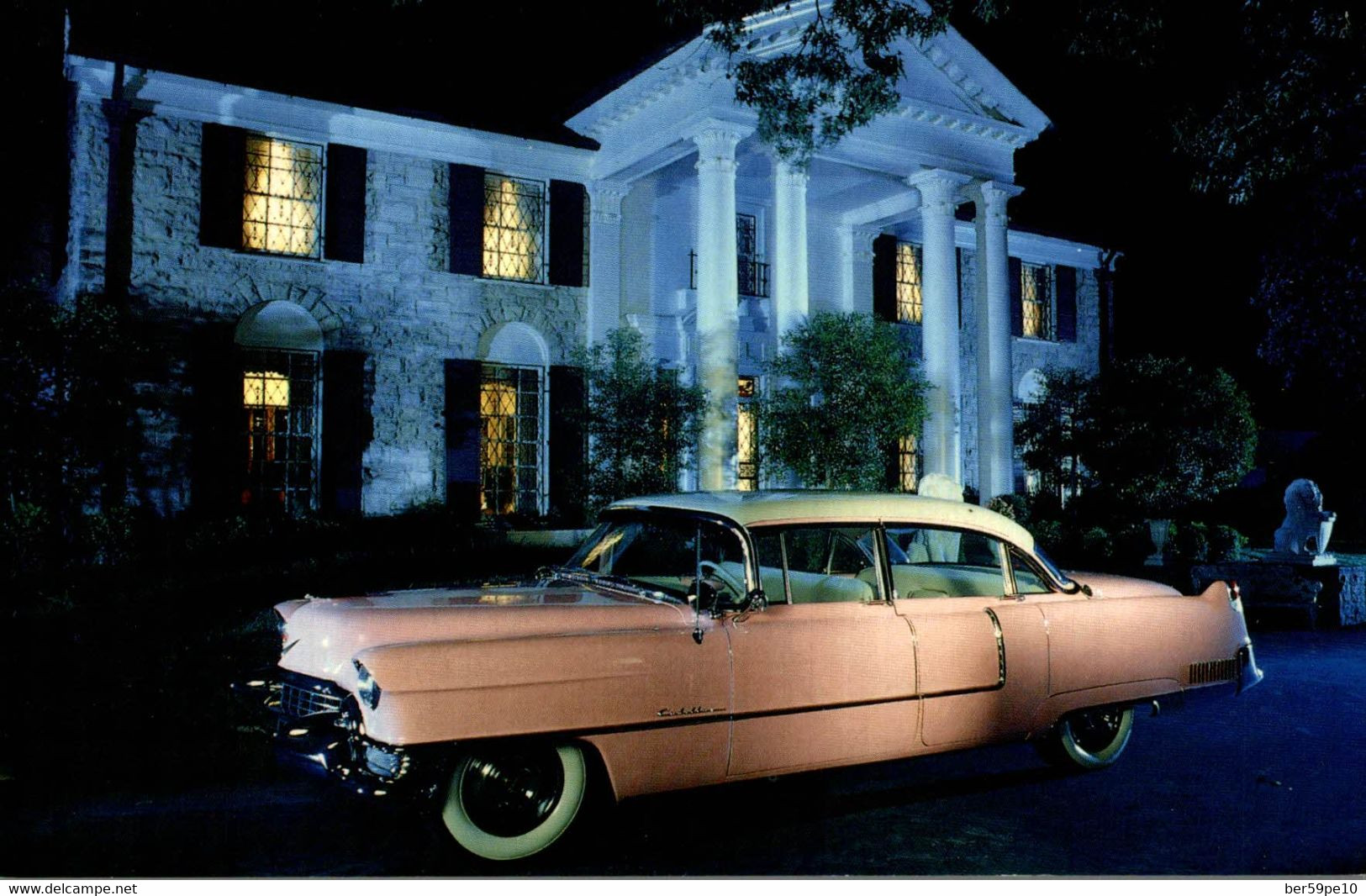 USA GRACELAND MENPHIS TENNESSEE / ELVIS ' FAMOUS 1955 PINK CADILLAC FLEETWOOD SEDAM PICTURES HERE IN FRONT OF GRACELAND - Memphis