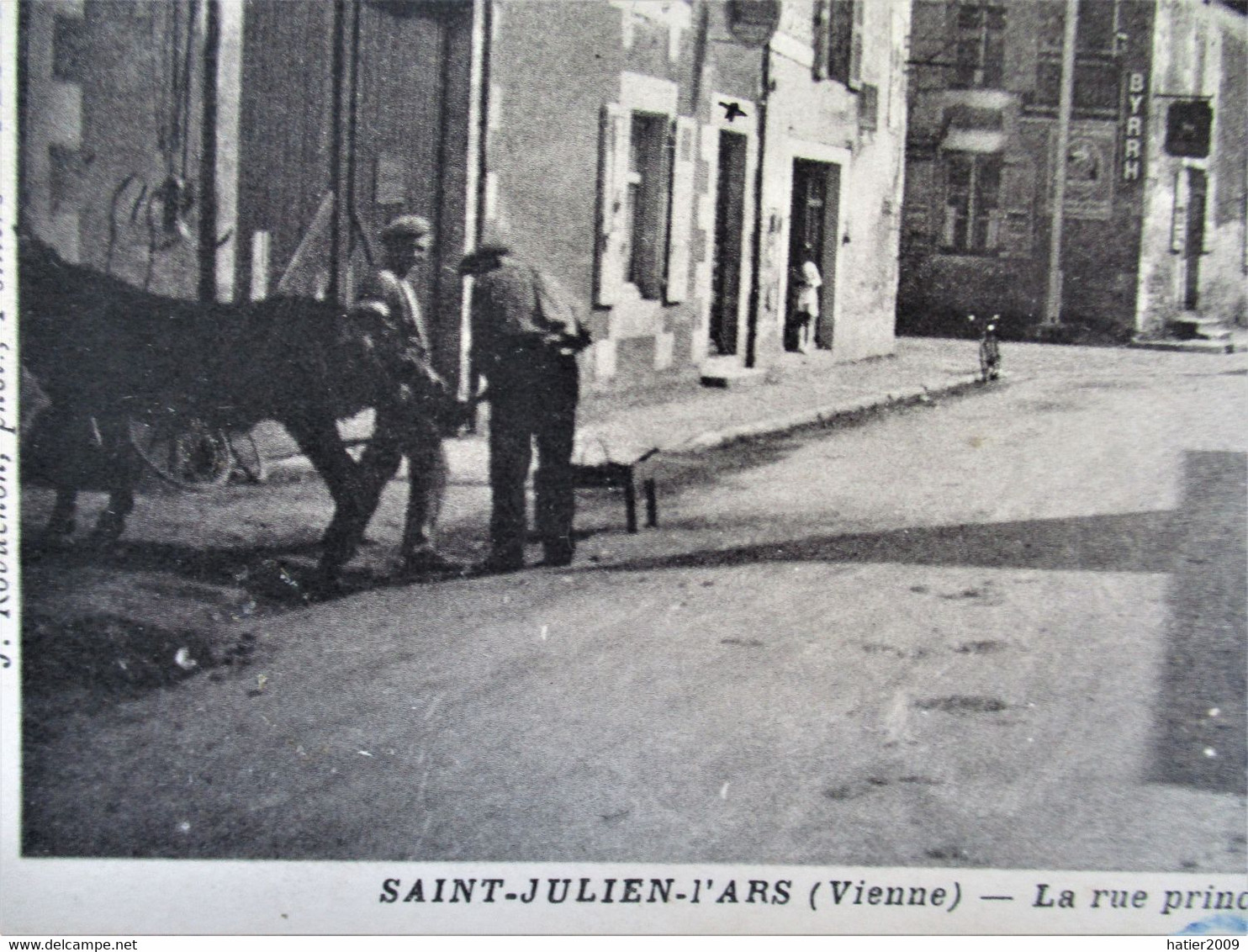 SAINT JULIEN L'ARS - La Rue Principale Et Route De Limoges - Animé Avec Maréchal Ferrand - Saint Julien L'Ars