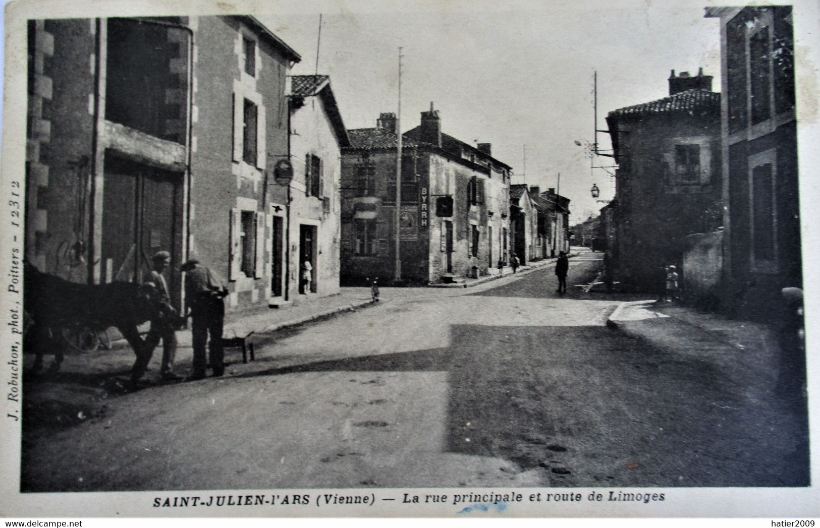 SAINT JULIEN L'ARS - La Rue Principale Et Route De Limoges - Animé Avec Maréchal Ferrand - Saint Julien L'Ars