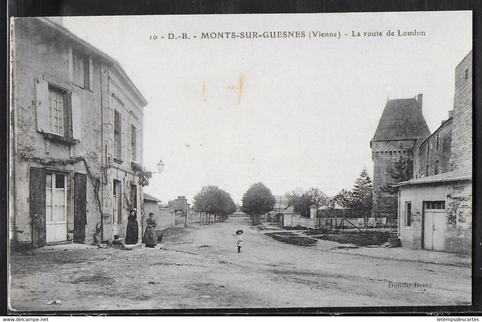 CPA 86 - Monts-sur-Guesnes, La Route De Loudun - Monts Sur Guesnes