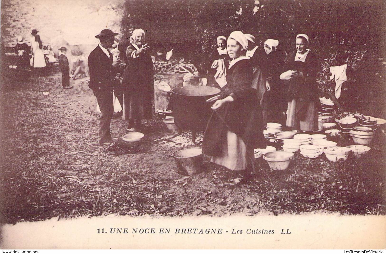 CPA France - Une Noce En Bretagne - Les Cuisines L L - Marmite - Costumes - Plats - Animée - Costumes - Traditions - Matrimonios
