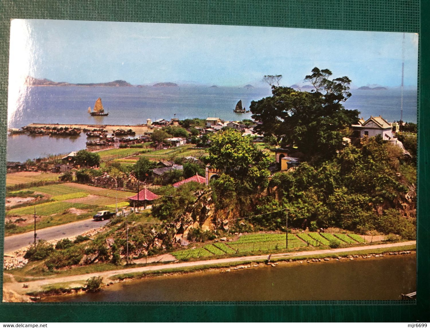 MACAU 1970'S, BIG VIEW W/THE BUDDIST NUNNERY & JUNKS,  BOOK STORE PRINTING, SIZE 14,8 X 10CM, #106 SOME DIRTY MARKS - Macao