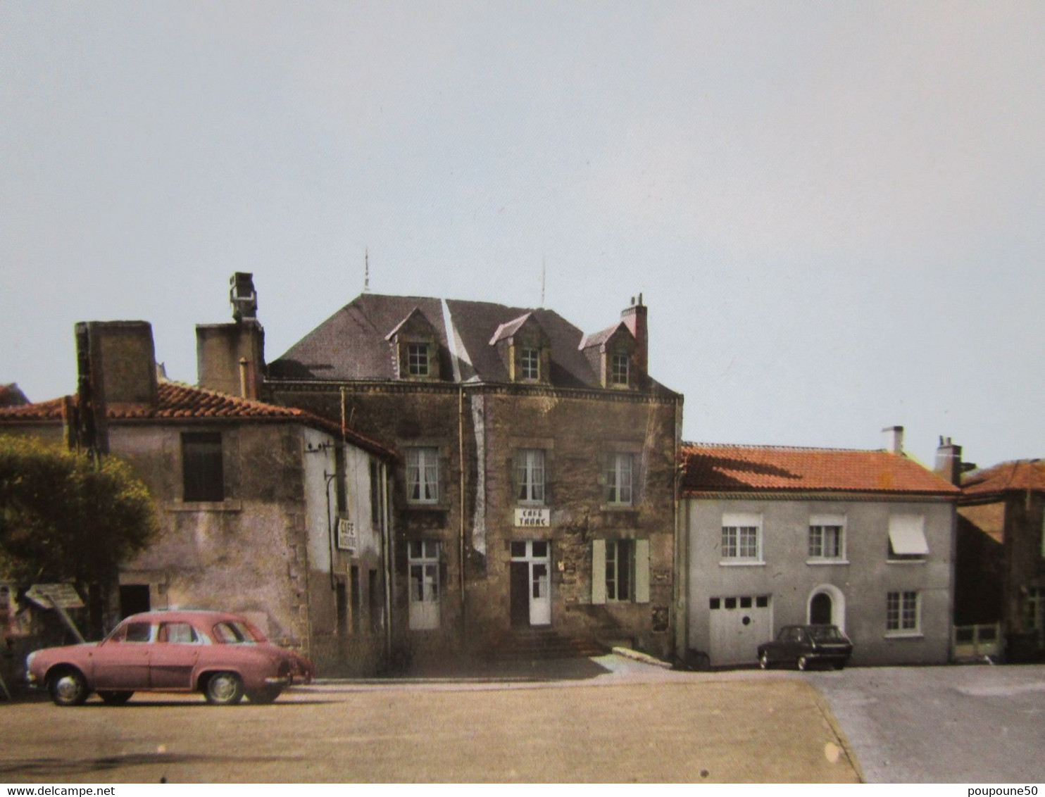 CP 85 Vendée MACHE  Prés Aizenay - La Place De L'église  Au Fond Le Café Tabac - Voiture Renault Dauphine 1960 - Aizenay