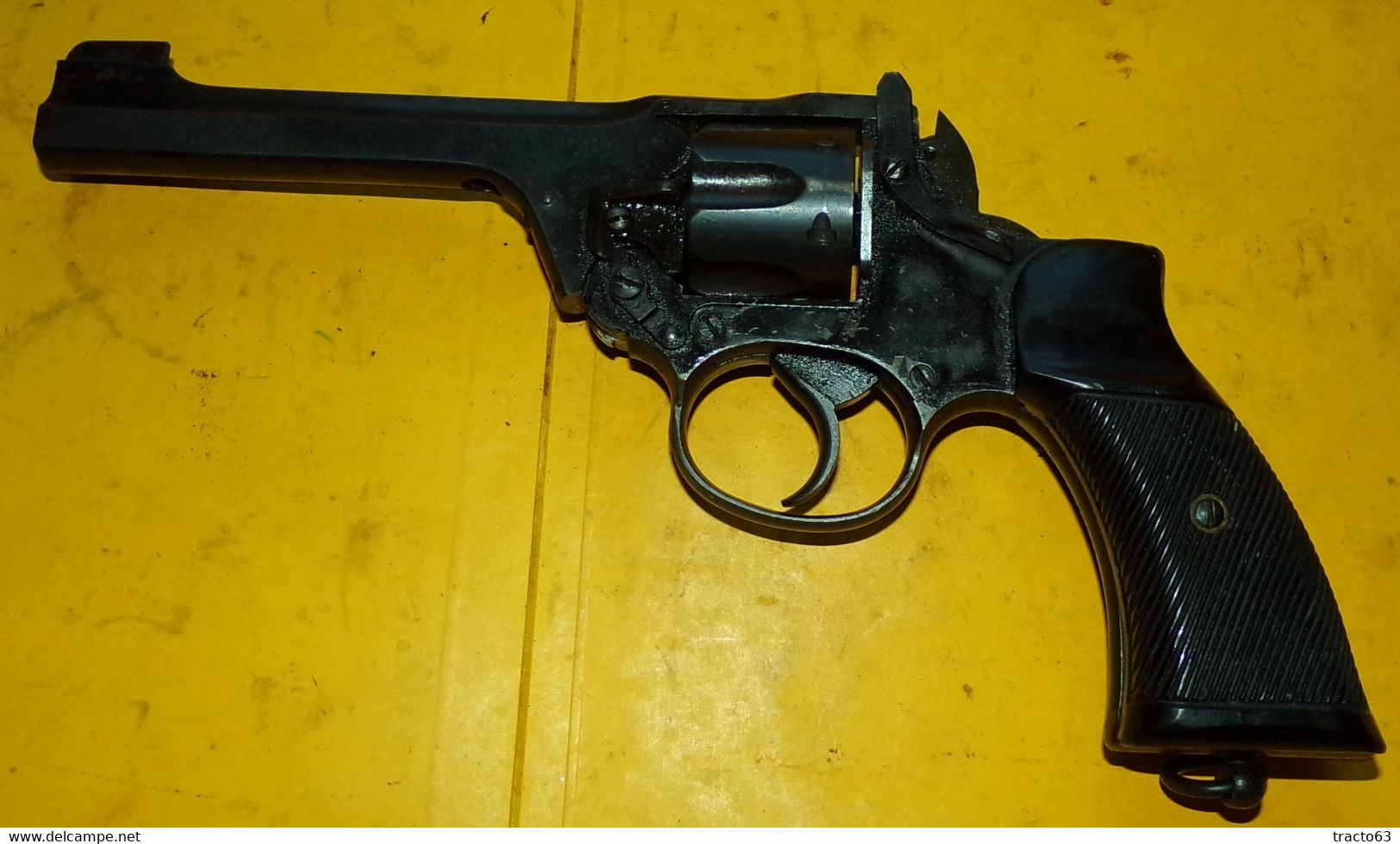 REVOLVER WEBLEY NEUTRALISE , DATE 43 , CALIBRE 38 , LE CANON EST PERCE ET UNE GOUPILLE EST AU BOUT DU CANON VOIR PHOTOS - Armas De Colección