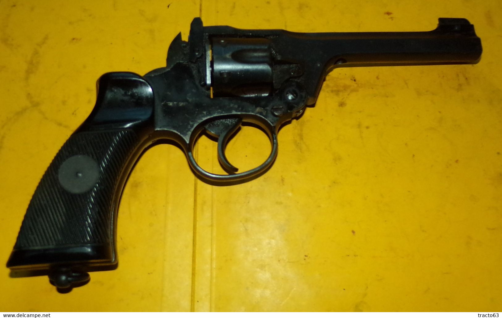 REVOLVER WEBLEY NEUTRALISE , DATE 43 , CALIBRE 38 , LE CANON EST PERCE ET UNE GOUPILLE EST AU BOUT DU CANON VOIR PHOTOS - Armas De Colección