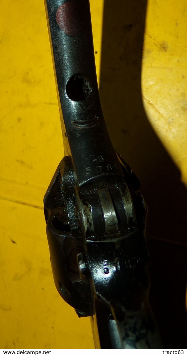 REVOLVER WEBLEY NEUTRALISE , DATE 43 , CALIBRE 38 , LE CANON EST PERCE ET UNE GOUPILLE EST AU BOUT DU CANON VOIR PHOTOS - Armas De Colección