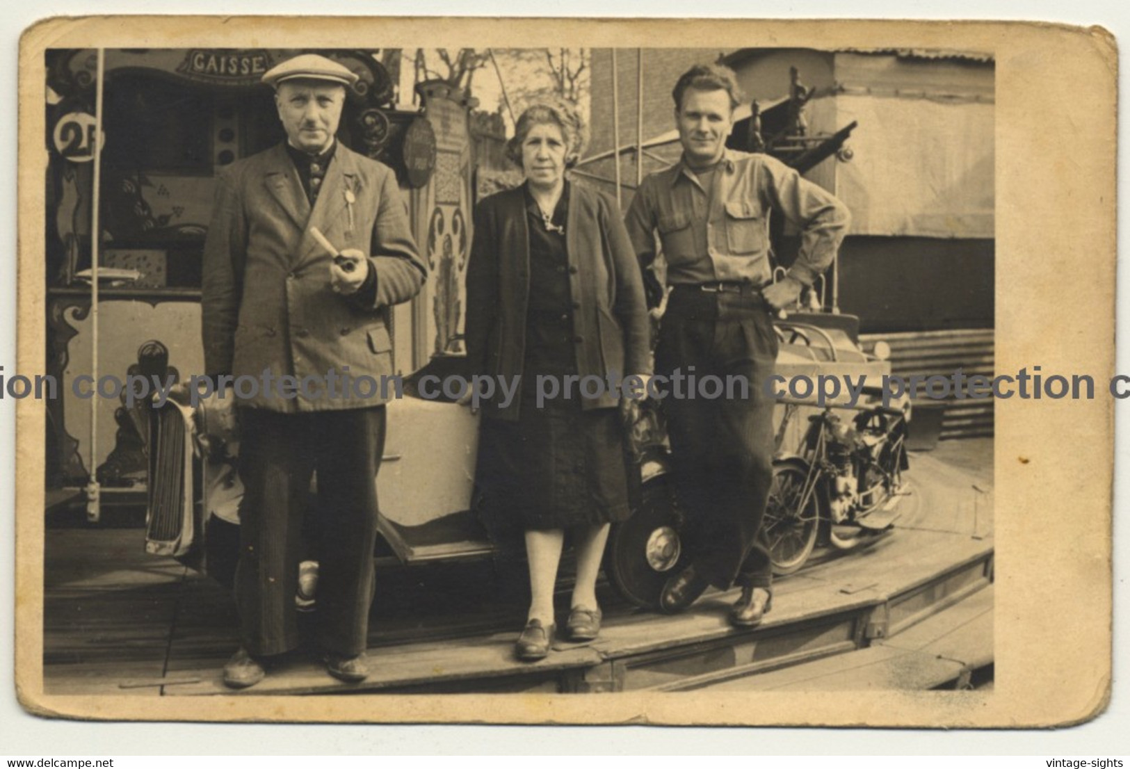 Showman Family In Front Of Carousel *2 / Funfair - Ride (Vintage RPPC Belgium ~1920s/1930s) - Foires