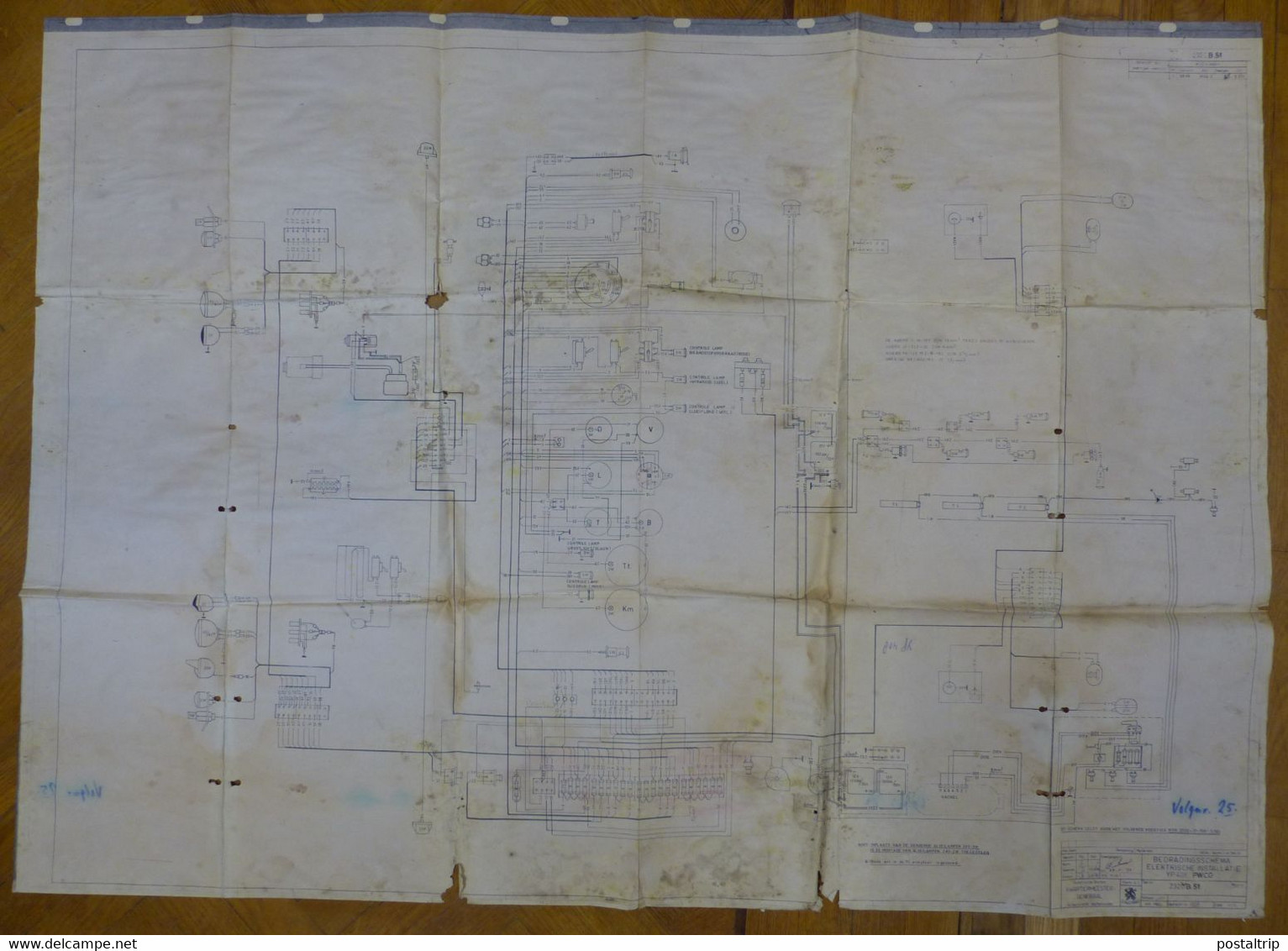 HUEGE LOT (+-35 PRINTS) lot technical drawings of military vehicles and electric circuits, including 'Fahrschulpanzer'