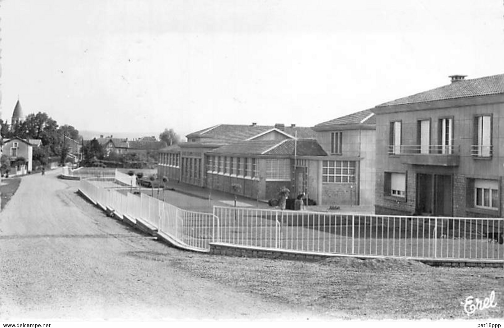 16 - MONTBRON : Le Groupe Scolaire ( Ecole ) CPSM Dentelée N/B Village Format CPA 1960 - Charente - Other & Unclassified