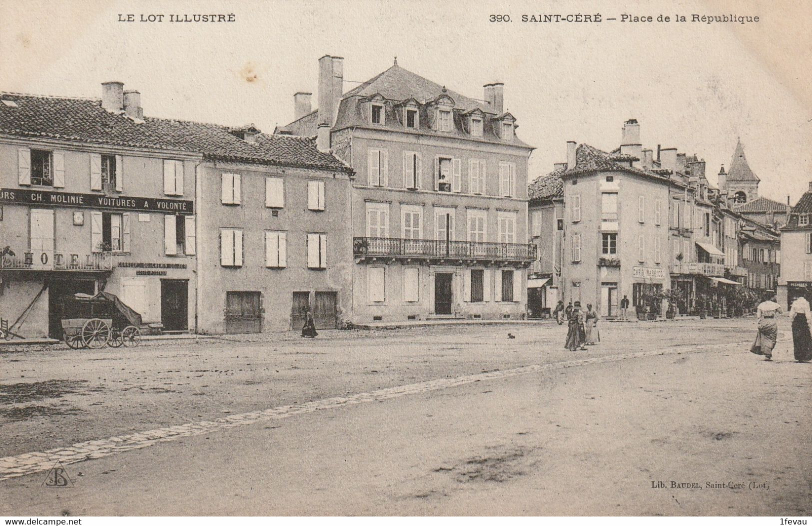 CPA (46 Lot) Saint Céré Place De La Républiques Animée - Saint-Céré