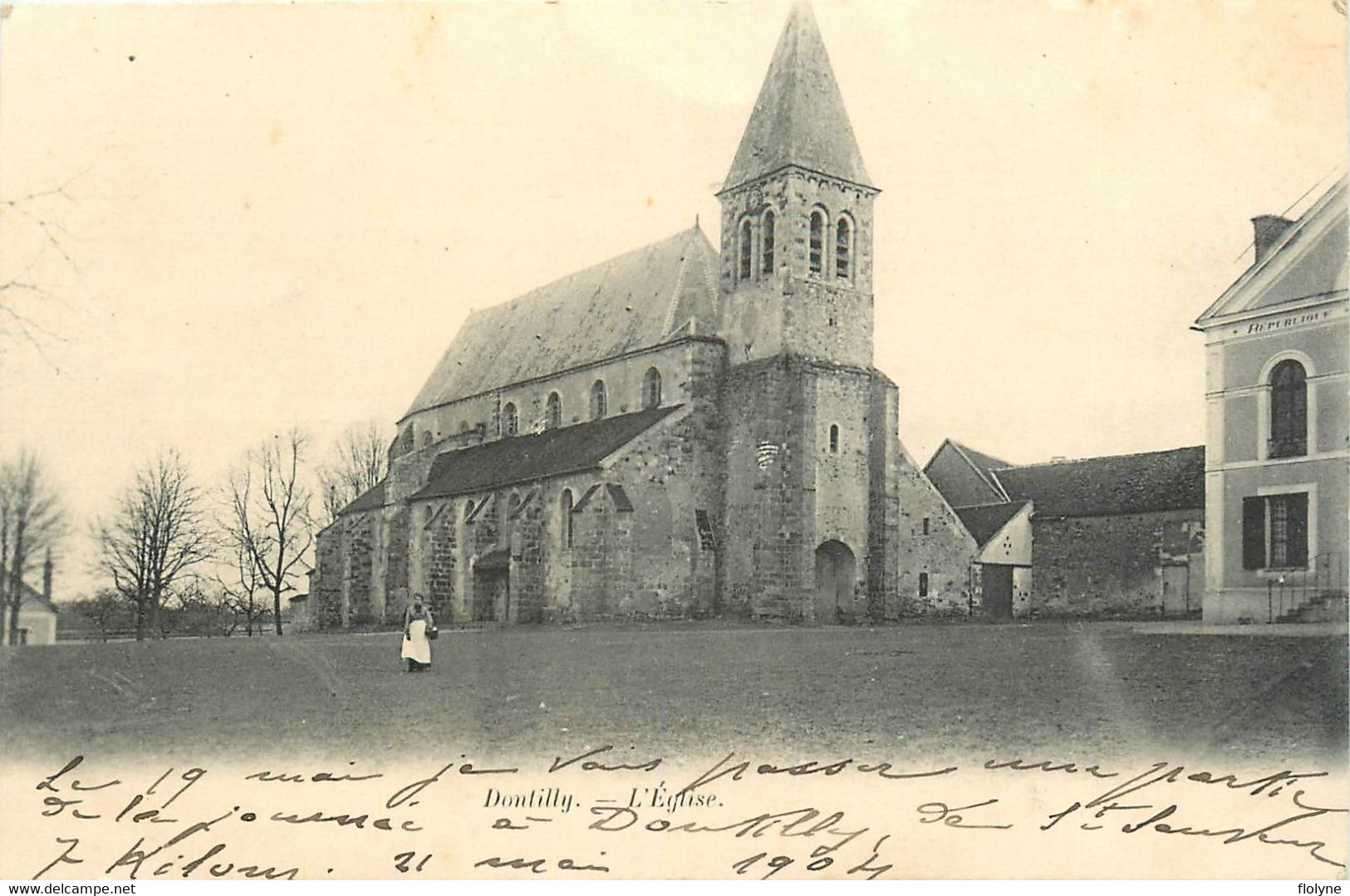 Dontilly - La Place De L'église Du Village - Donnemarie Dontilly