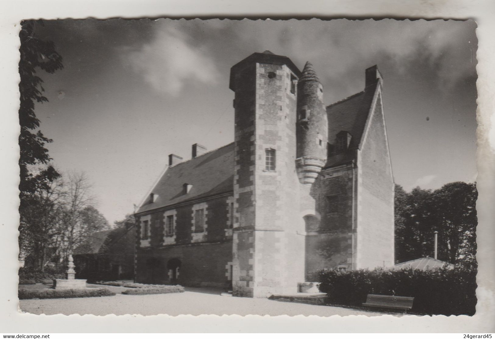 2 CPSM LA RICHE (Indre Et Loire) - CHATEAU DE PLESSIS LES TOURS : Façade Principale Côté Ouest, Façade Est - La Riche