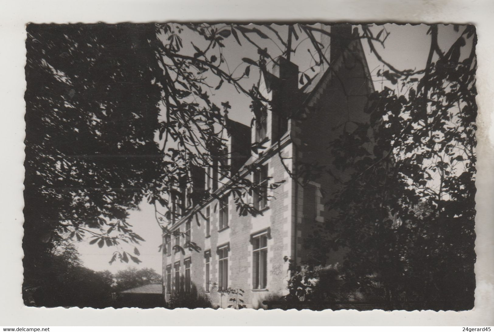 2 CPSM LA RICHE (Indre Et Loire) - CHATEAU DE PLESSIS LES TOURS : Façade Principale Côté Ouest, Façade Est - La Riche