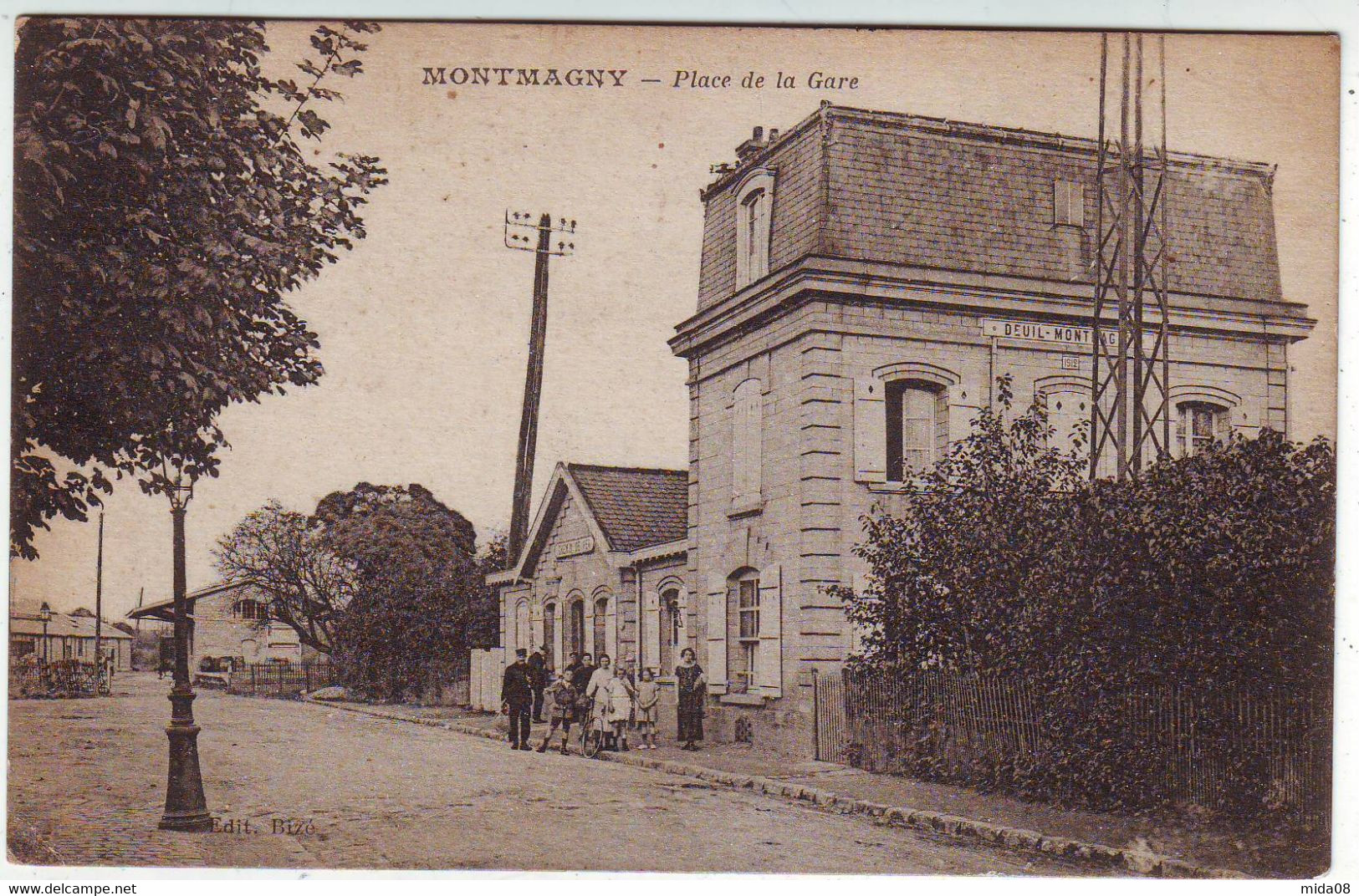 95. MONTMAGNY . PLACE DE LA GARE . ANIMEE . Adressée à NEUFMANIL - Montmagny