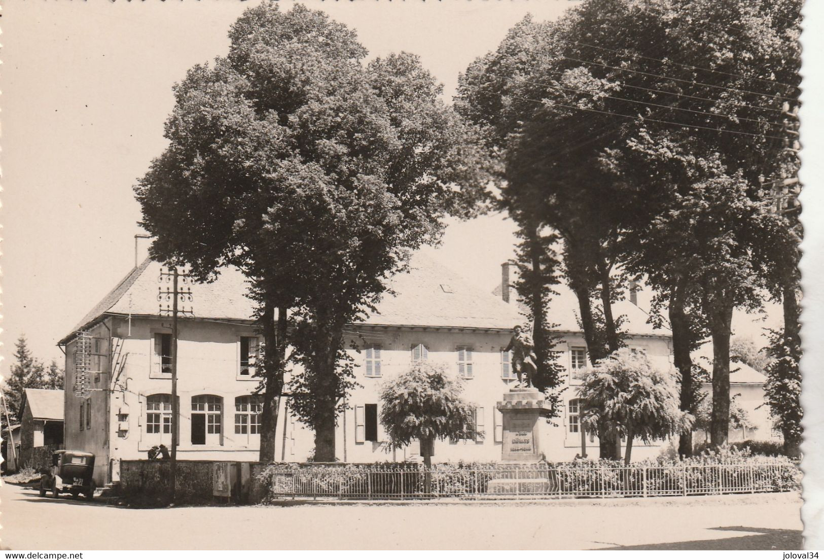 Cantal - JUSSAC - L' Ecole Et La Mairie - Non écrite - CPSM - Jussac