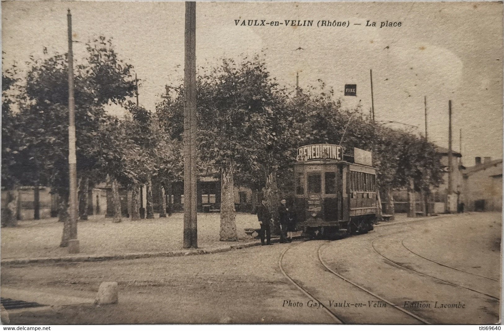 CPA VAULX EN VELIN (69) - La Place (Tramway) - Vaux-en-Velin