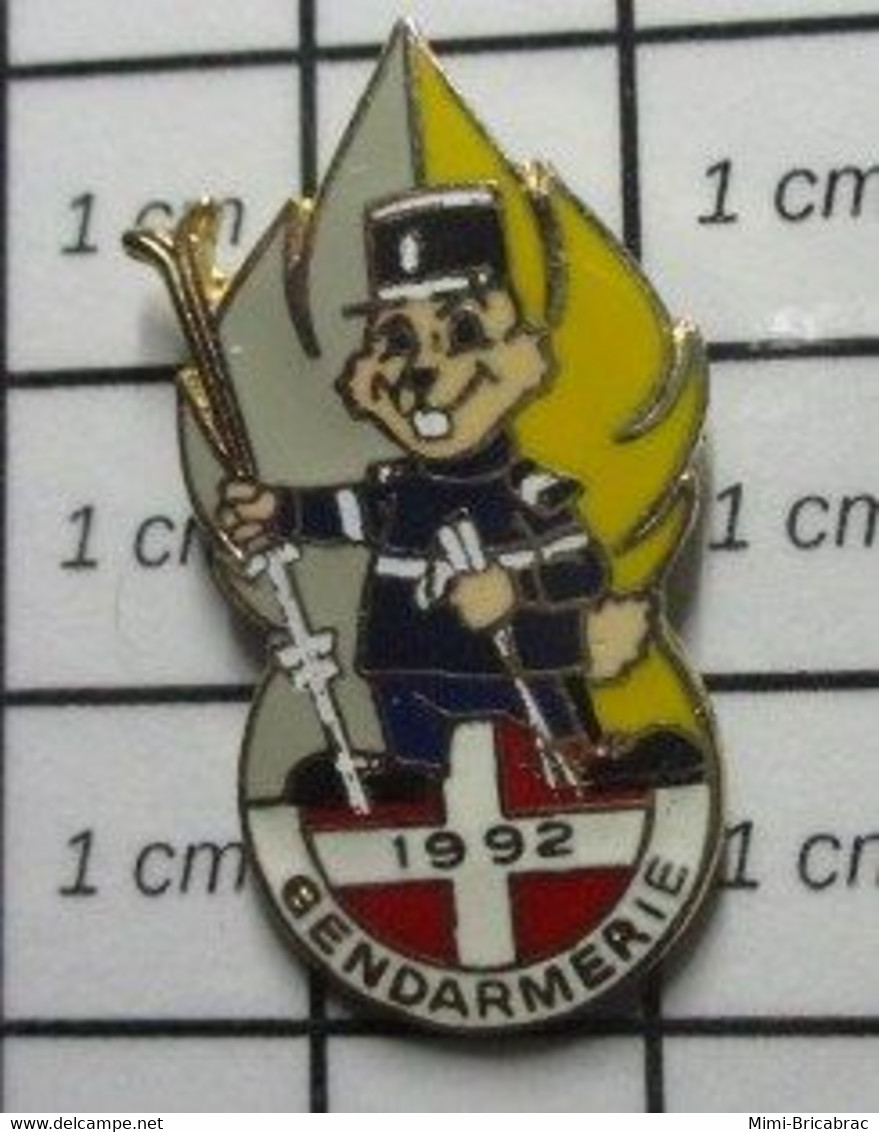 510f Pin's Pins / Beau Et Rare / THEME : JEUX OLYMPIQUES / ALBERTVILLE 92 GENDARME MARMOTTE SKIEUR FLAMME JAUNE ET GRISE - Jeux Olympiques