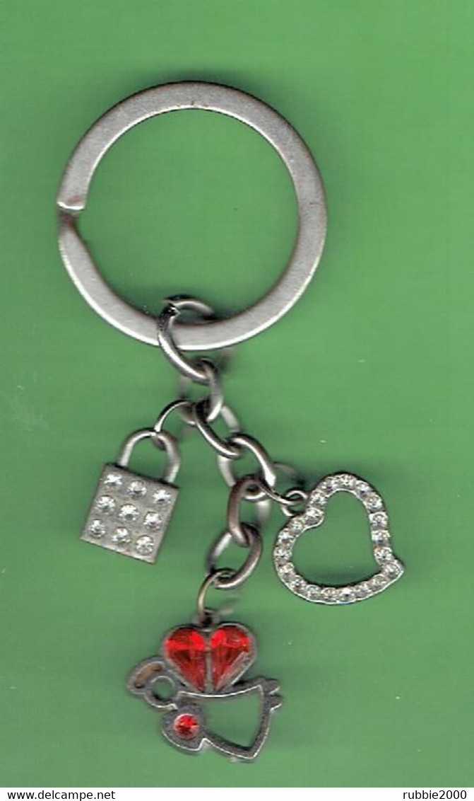 PORTE CLEFS METAL ARGENTE ET PIERRES ROUGES MOTIF ANGE COEUR ET CADENAS - Sonstige & Ohne Zuordnung