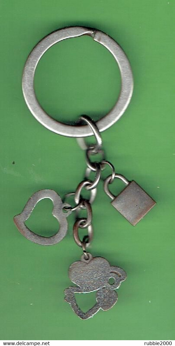 PORTE CLEFS METAL ARGENTE ET PIERRES ROUGES MOTIF ANGE COEUR ET CADENAS - Other & Unclassified