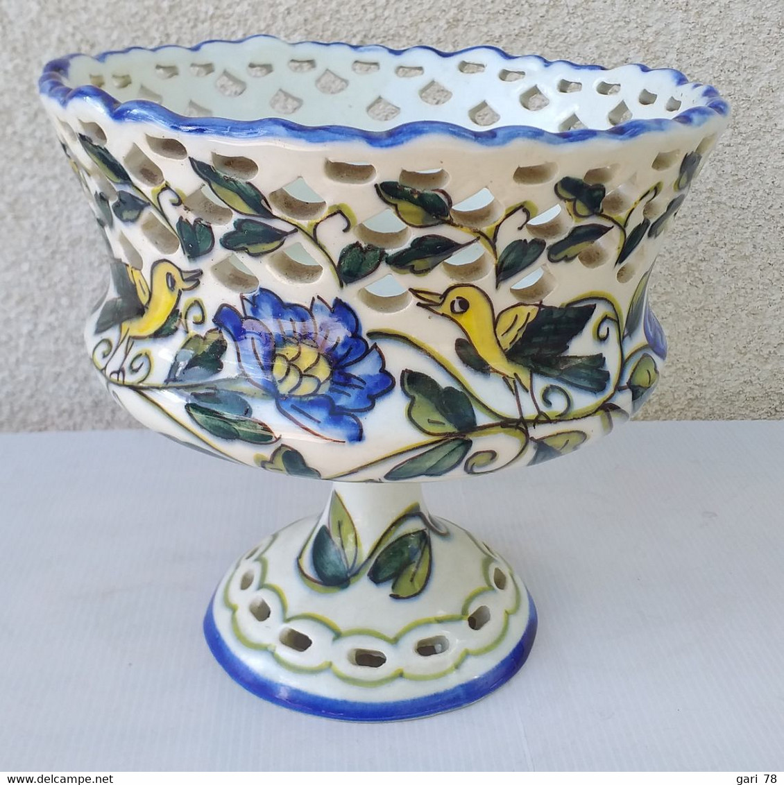 Coupe En Porcelaine Ajourée Sur Pied Douche, Origine Espagne - Autres & Non Classés