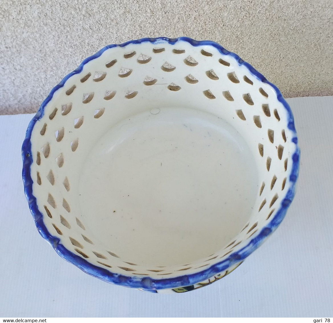 Coupe En Porcelaine Ajourée Sur Pied Douche, Origine Espagne - Autres & Non Classés