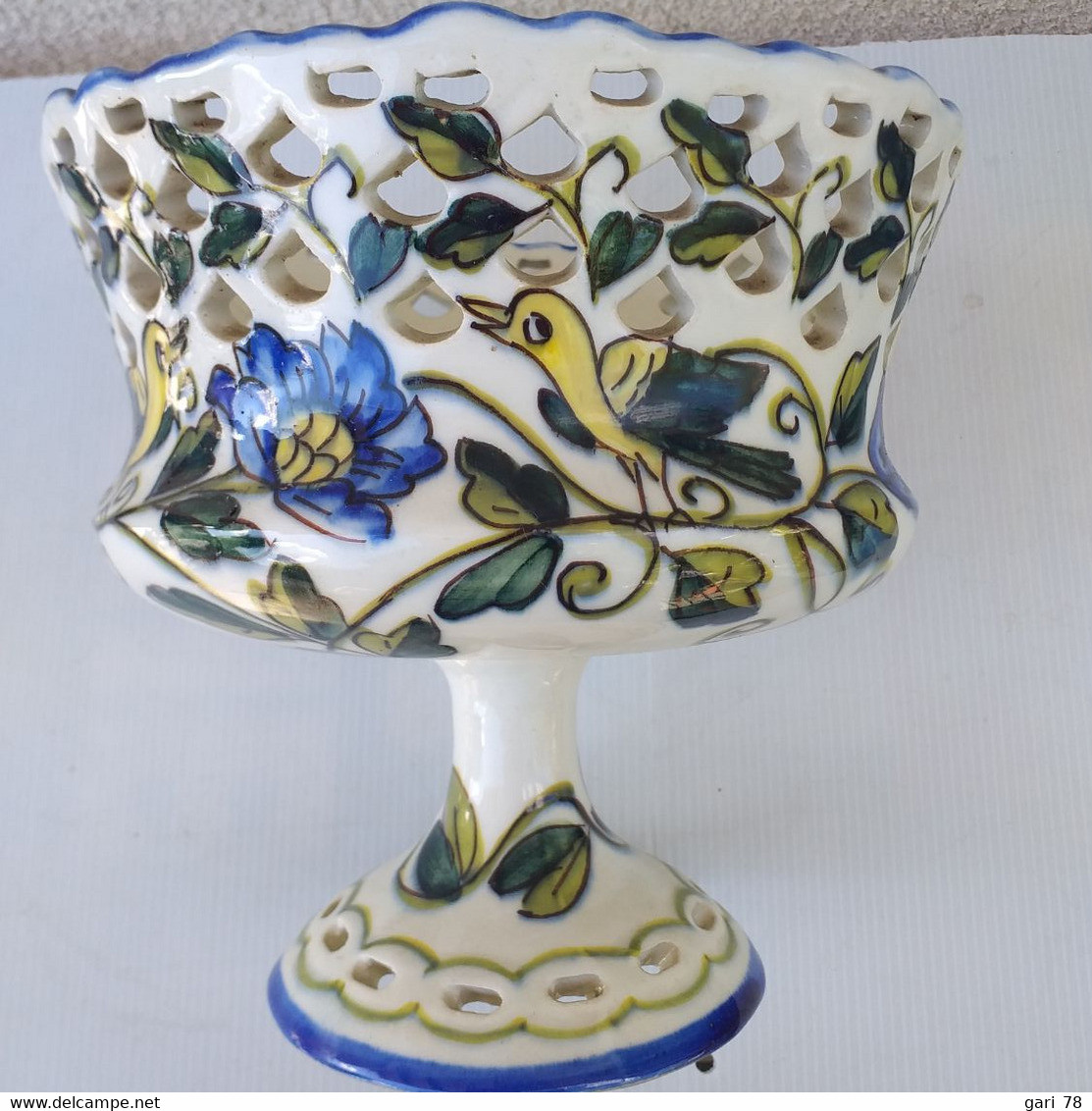 Coupe En Porcelaine Ajourée Sur Pied Douche, Origine Espagne - Autres & Non Classés