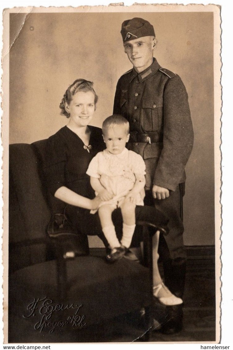 54609 - Deutsches Reich - 1943 - Familienfoto Eines Wehrmachtssoldaten Im Postkartenformat, Ungebraucht (kl. Eckbug) - Other & Unclassified