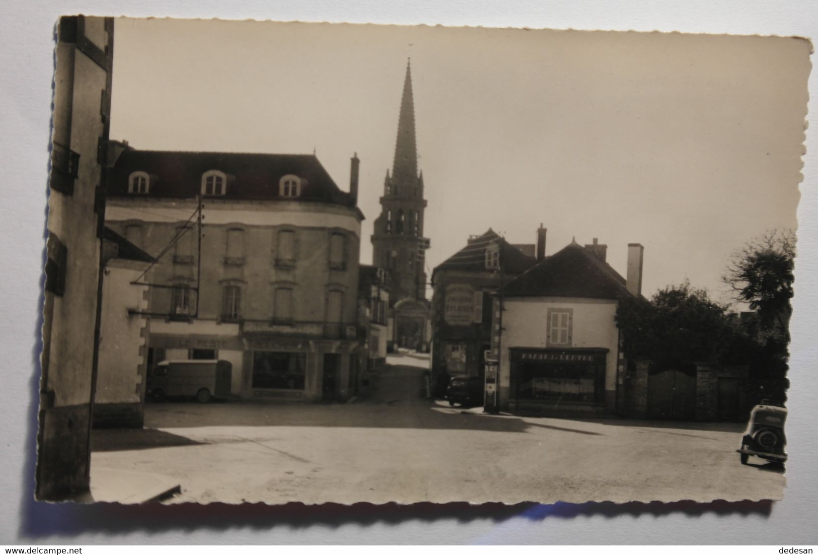 CPSM Petit Format ELLIANT Finistere La Grande Place - NOU81 - Elliant