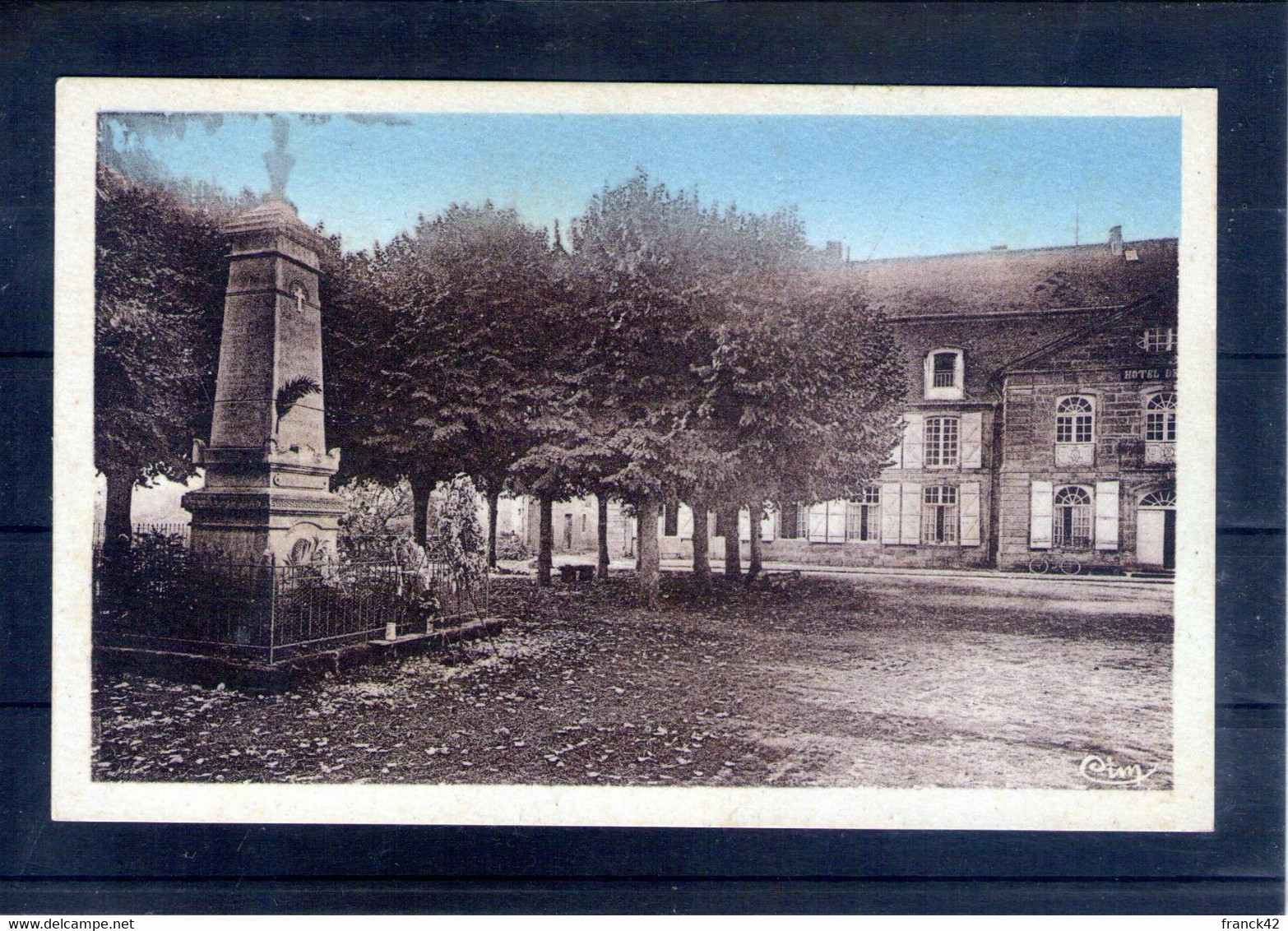 70. Vauvillers. Le Château Et Le Monument - Vauvillers