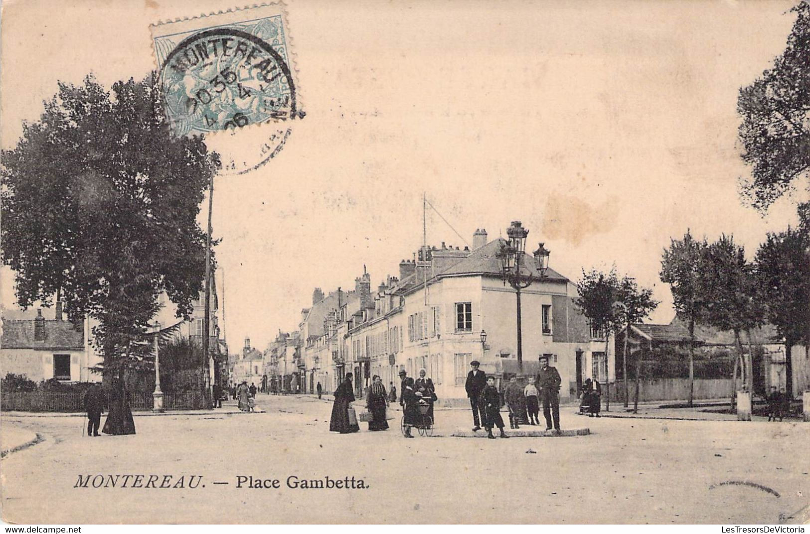 CPA - 77 - MONTEREAU - Place Gambetta - Carte Animée - Villageois Sur La Place - Montereau