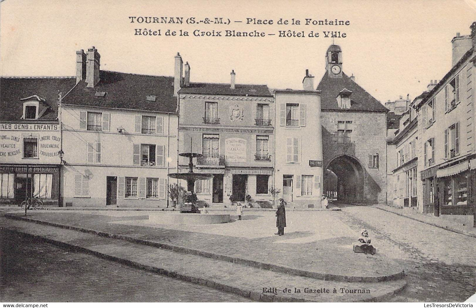 CPA - 77 - TOURNAN - Place De La Fontaine Et Hôtel De La Croix Blanche - Enfant - La Gazette à Tournan - 2 Coins Coupés - Tournan En Brie