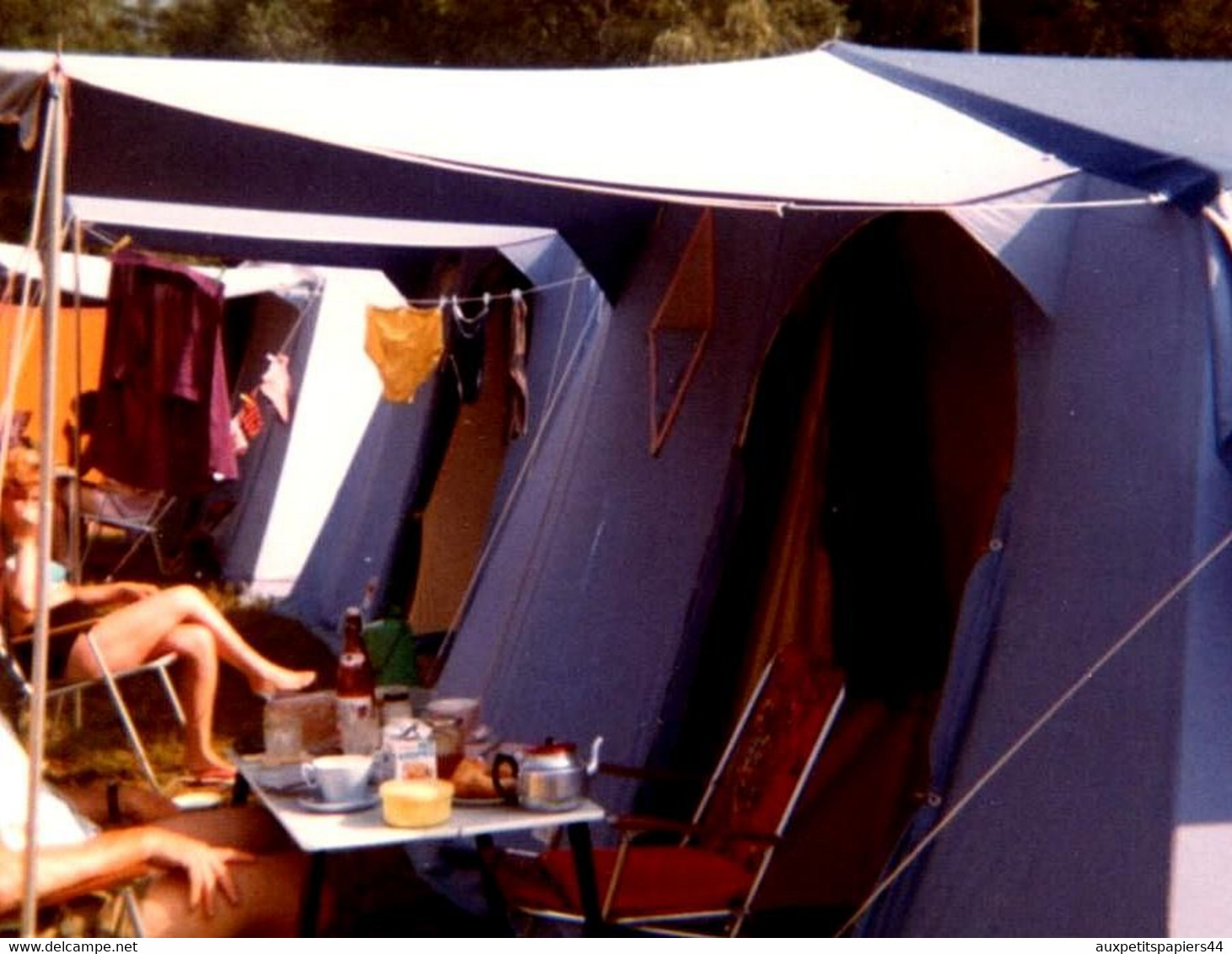 2 Photos Carrées Couleurs Originales Camping Et Pin-Up Aux Jolies Gambettes Vers 1960. - Pin-ups