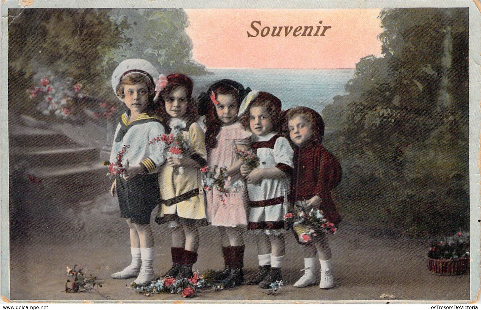 CPA - ENFANT - Groupe D'enfants Avec Des Fleurs En Rang Décroissant - Souvenir - Colorisée - Série 2785 - Gruppi Di Bambini & Famiglie