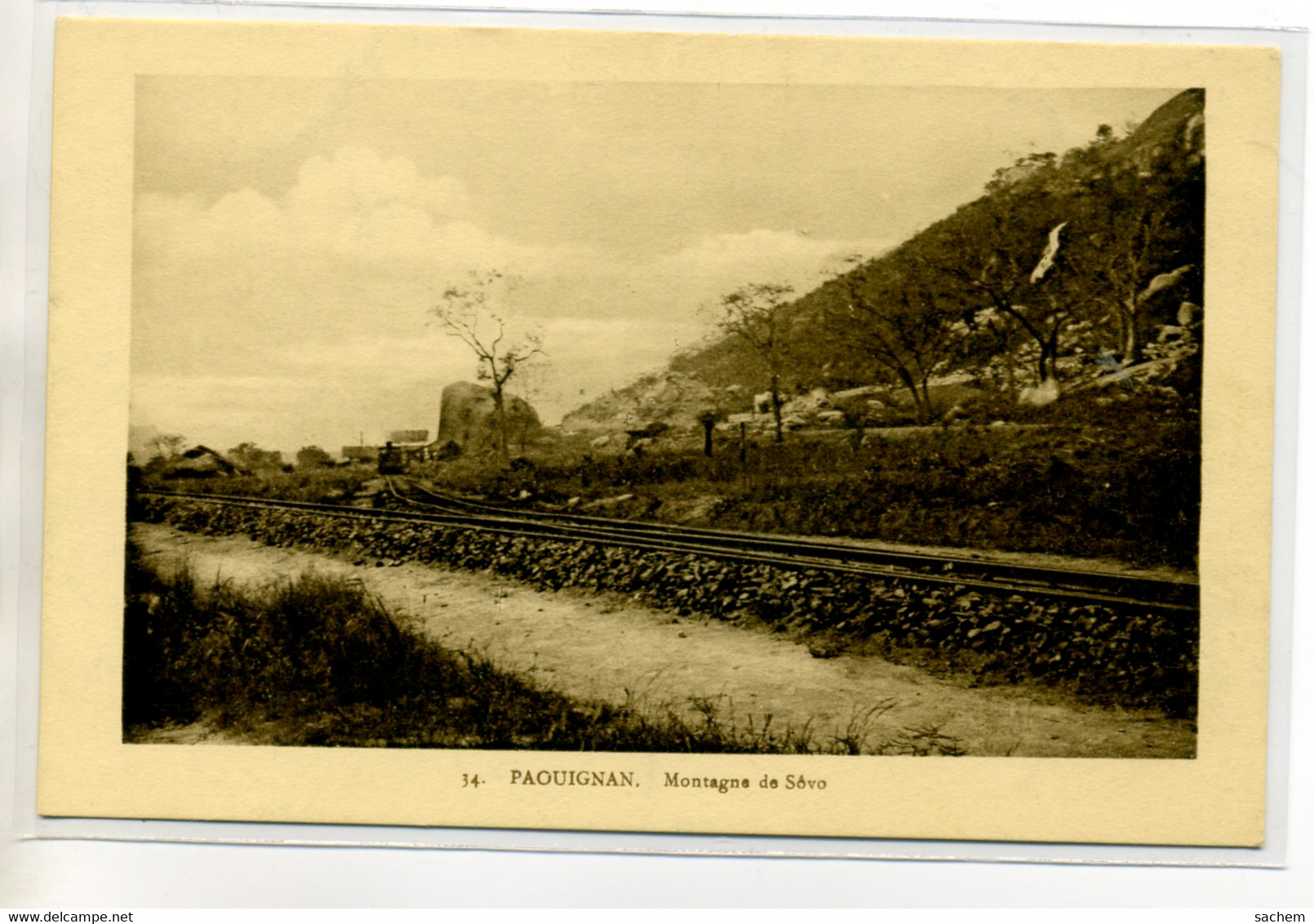 DAHOMEY 099 PAOUIGNAN Voies Chemin De Fer Train Au Loin Montagne De Sovo - Dahomey