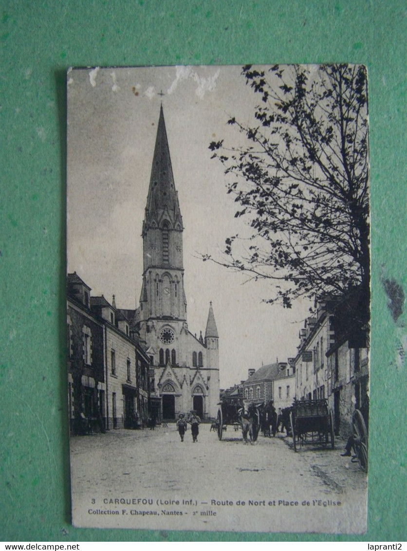 CARQUEFOU. LOIRE ATLANTIQUE. LES ATTELAGES. ROUTE DE NORT ET PLACE DE L'EGLISE. - Carquefou