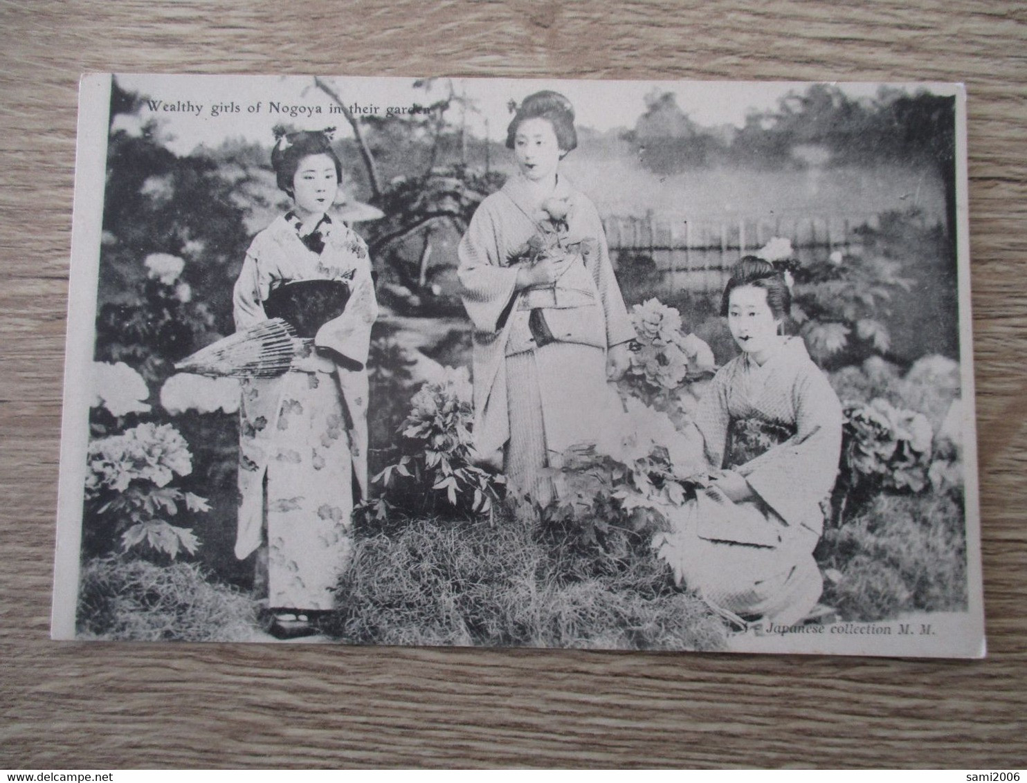 JAPON WEALTHY GIRLS OF NOGOYA IN THEIR GARDEN   JEUNES FILLES - Nagoya