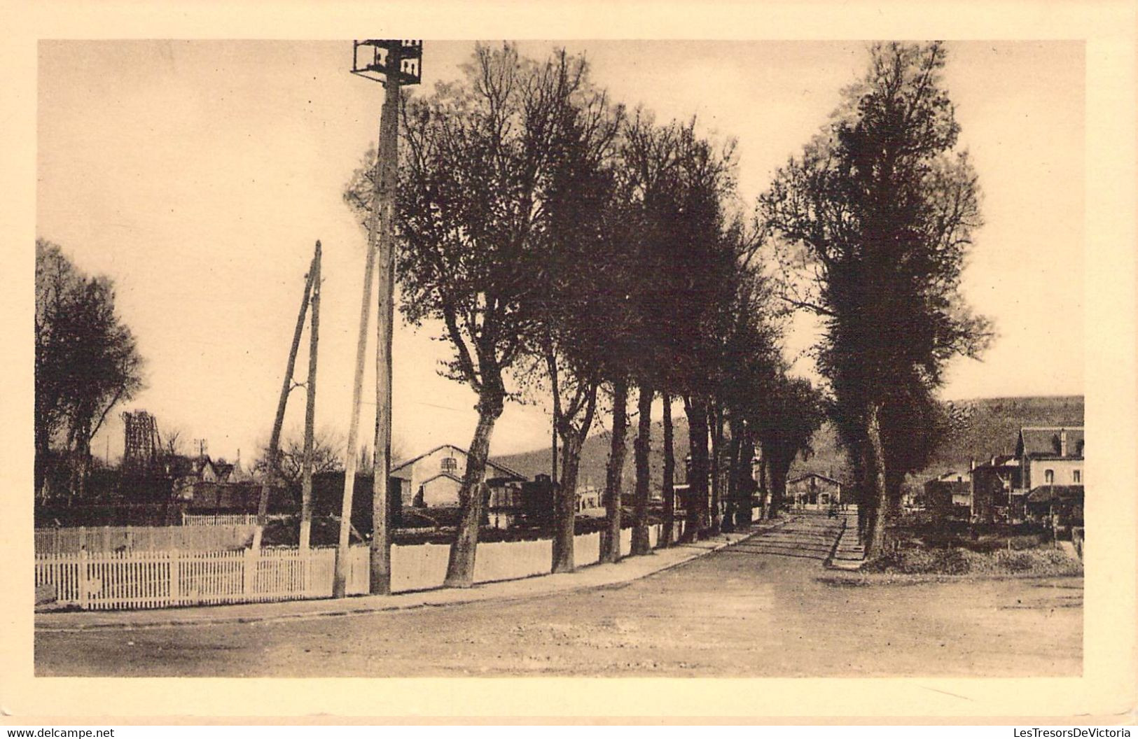 CPA France - Saint Mihiel - L Avenue De La Gare - Rue - Clôture - Arbre - Antenne - Village - Saint Mihiel