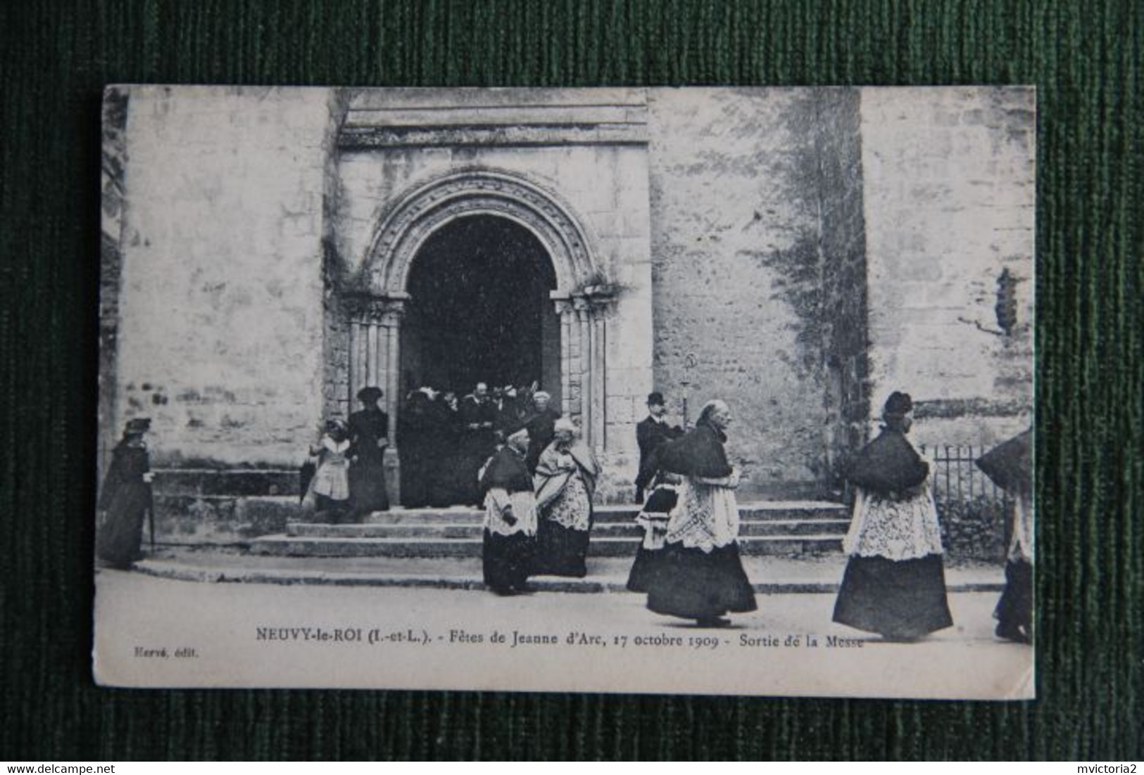 NEUVY LE ROI : Fêtes De Jeanne D'ARC, 17 Octobre 1909, Sortie De La Messe. - Neuvy-le-Roi