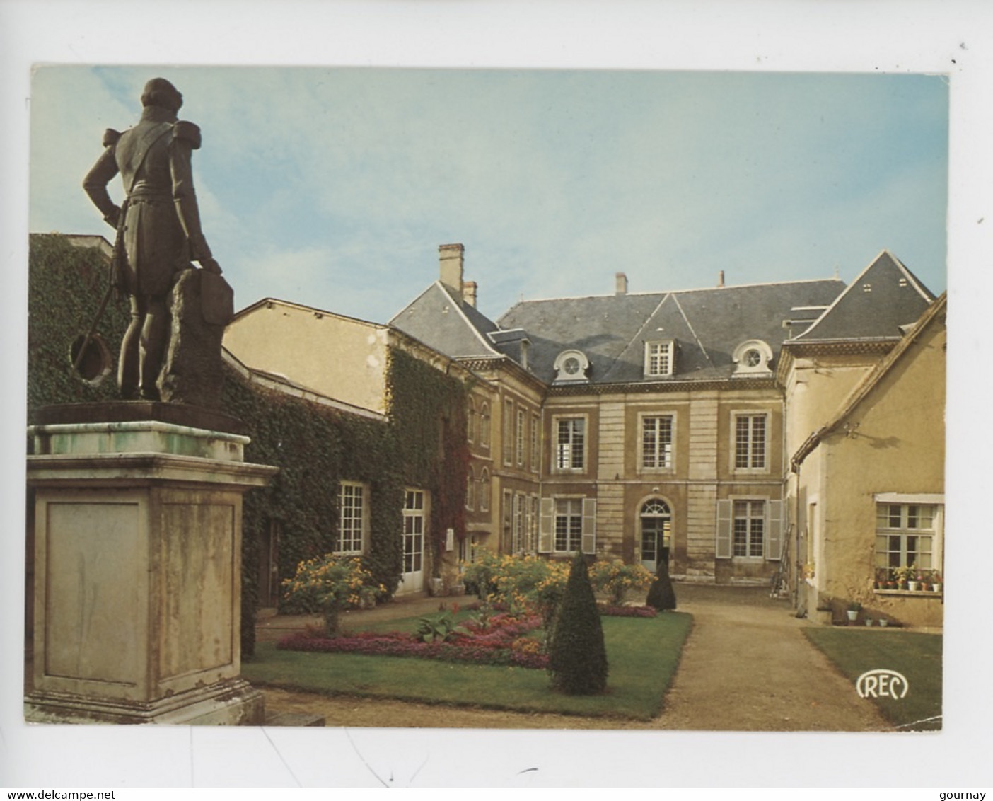 Chateauroux : Le Château Bertand Fin XVIIIè S. Devenu Musée En 1921 (cp Vierge N°6123 Roussel) Statue Monument - Chateauroux