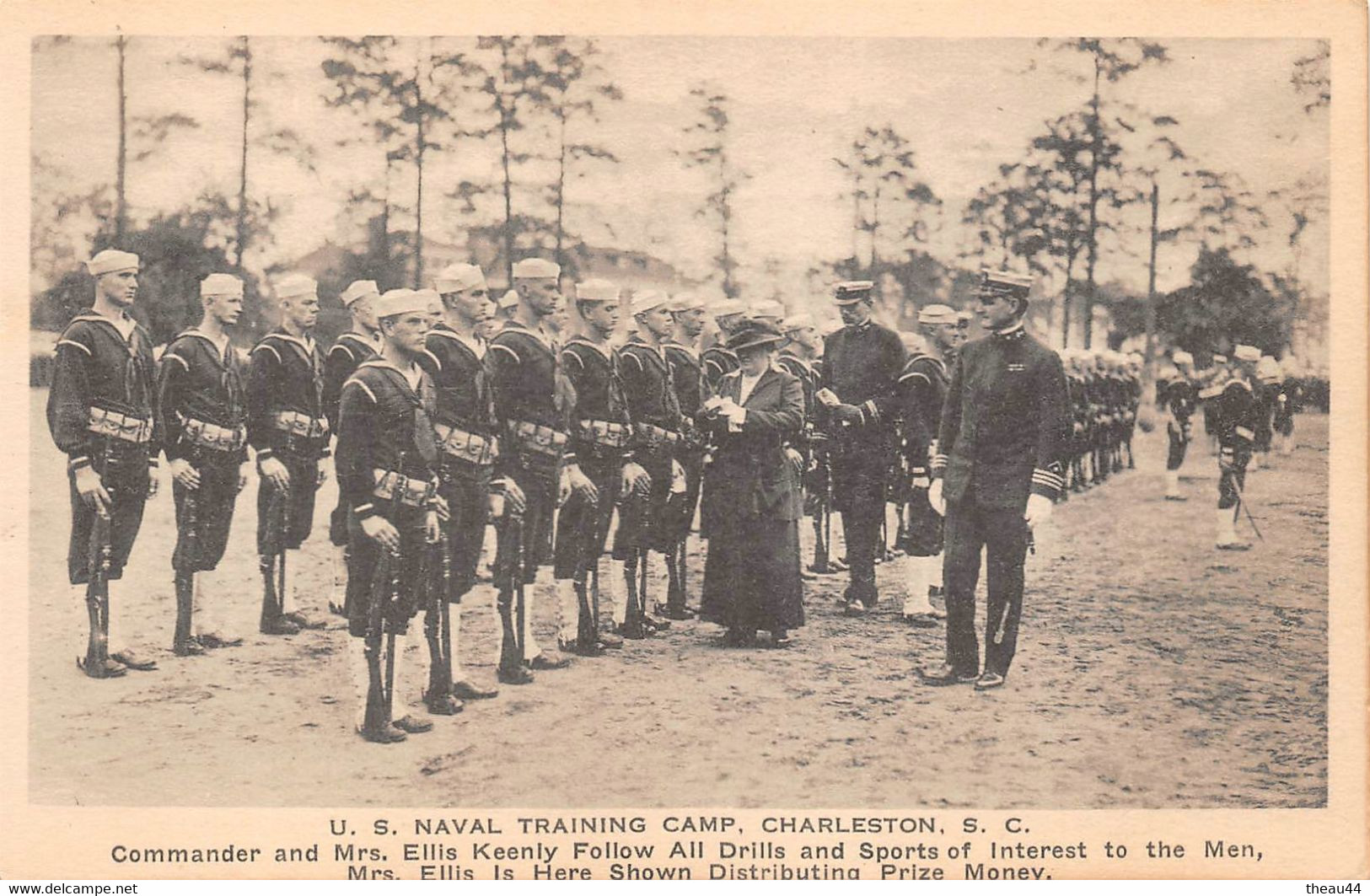 ETATS-UNIS - CAROLINE Du SUD - CHARLESTON - U.S. Naval Training Camp - Mrs Ellis Is Here Shown Distributing - Militaires - Charleston