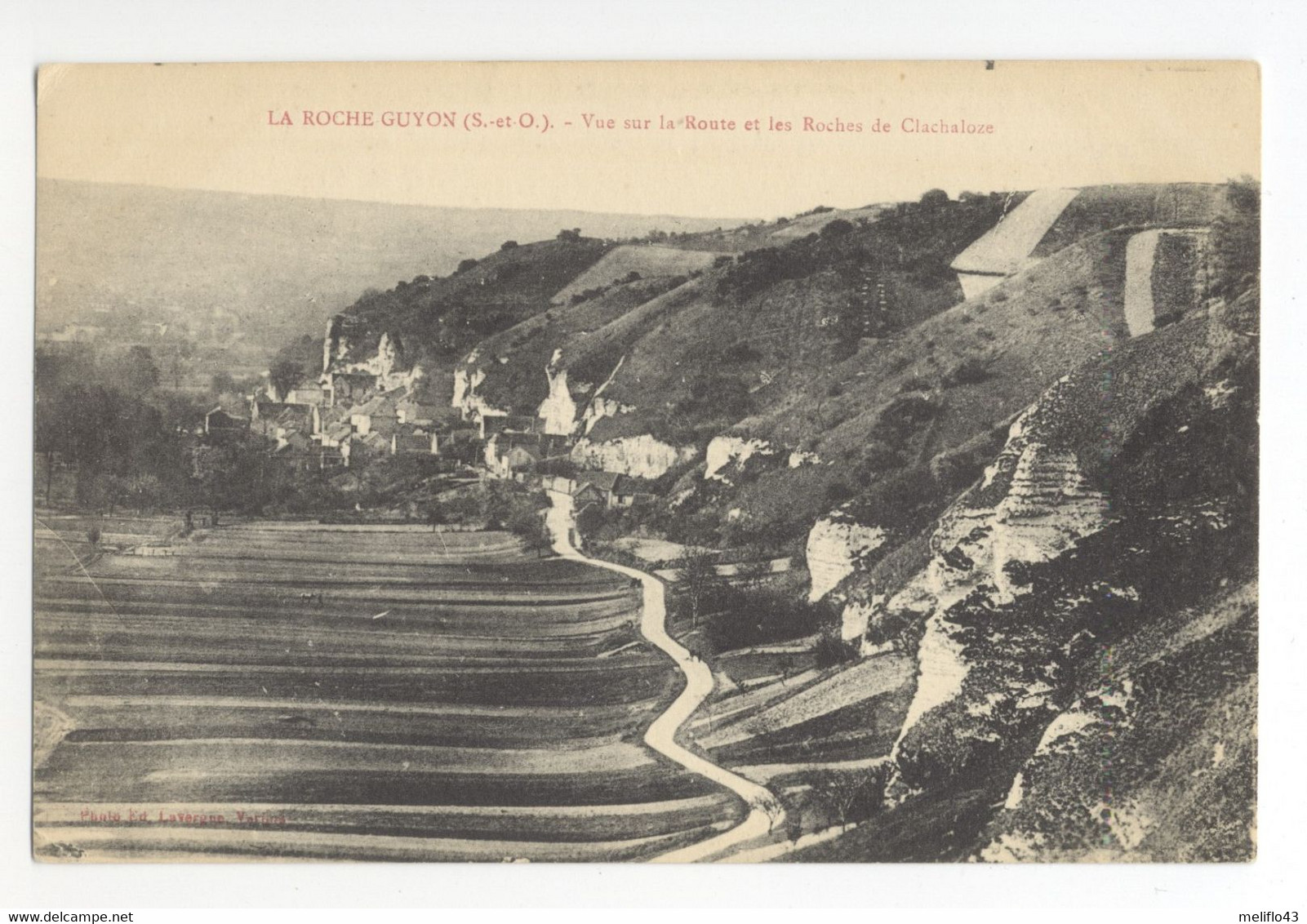 95/ CPA - La Roche Guyon - Vue Sur La Route Et Les Roches De Clachaloze - La Roche Guyon