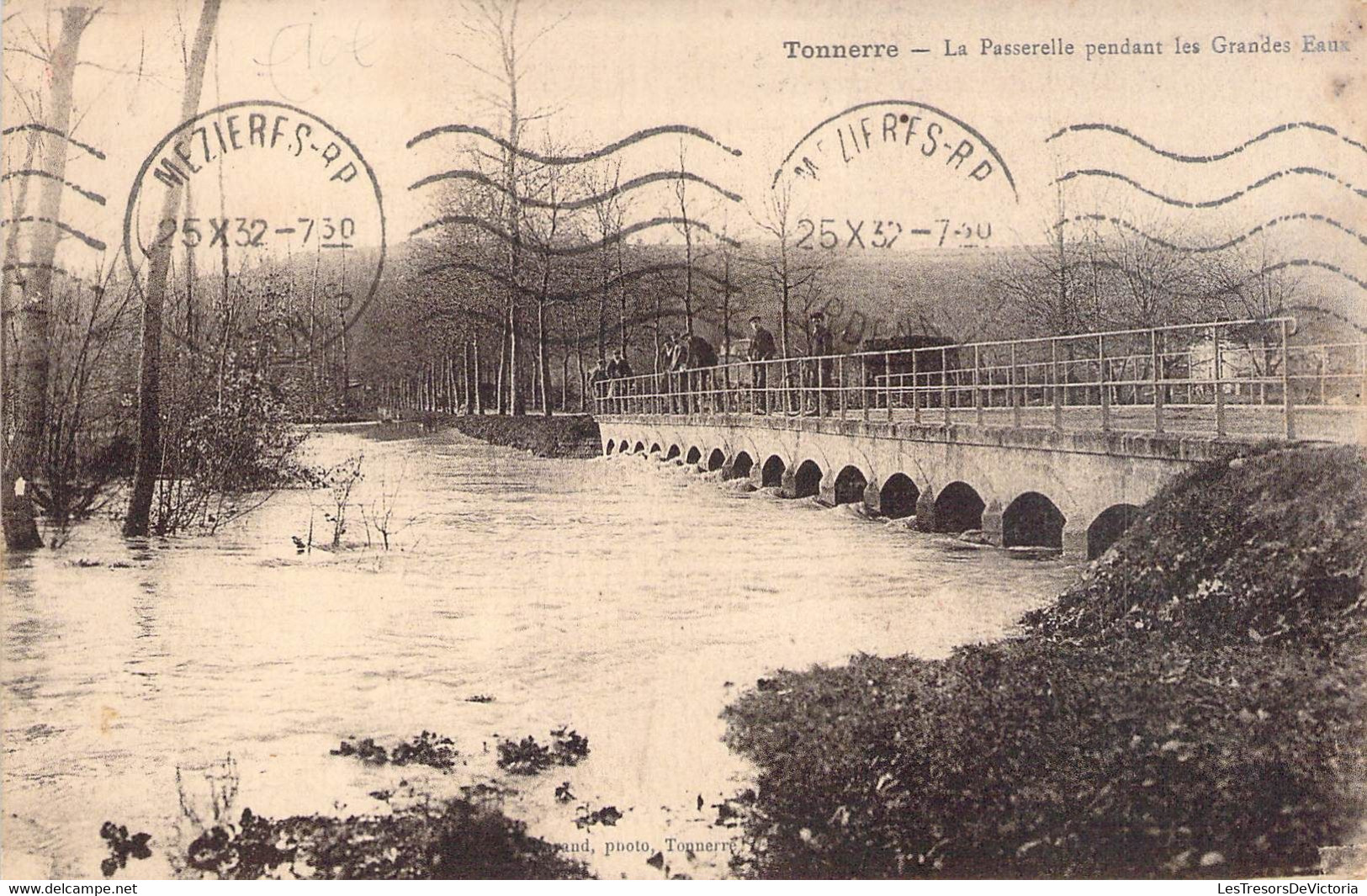 CPA France - Tonnerre - La Passerelle Pendant Les Grandes Eaux - Animée - Pont - Rivières - Oblitérée - Tonnerre